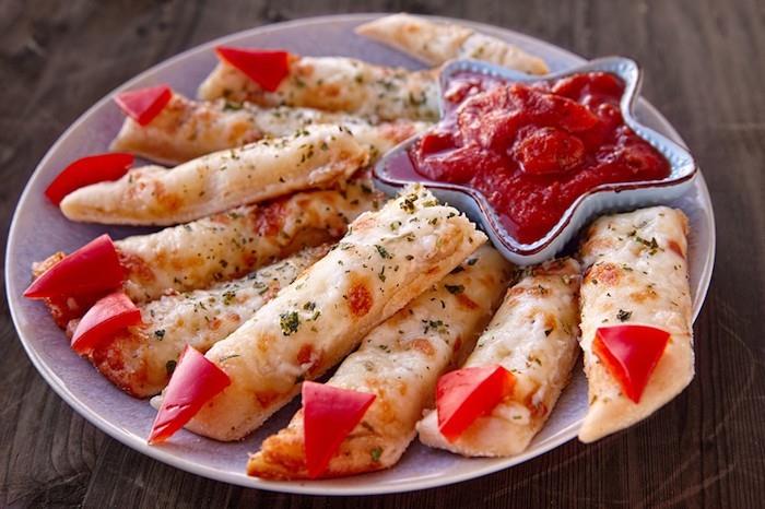 noidan sormet paistavat pizzaa ketsuppikastiketta paprikaa