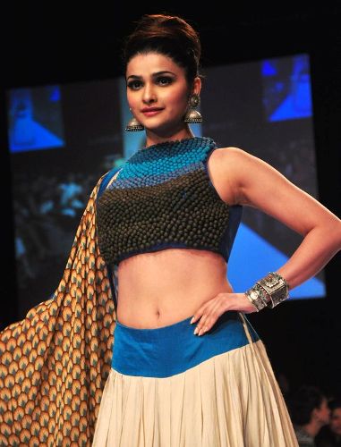 A Prachi Desai magas nyakú blúz kialakítása