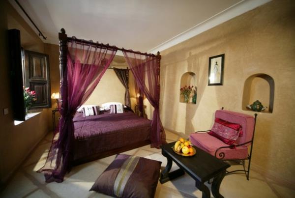 pylvässänky vaaleanpunaiset violetit verhot makuuhuone marokkolainen