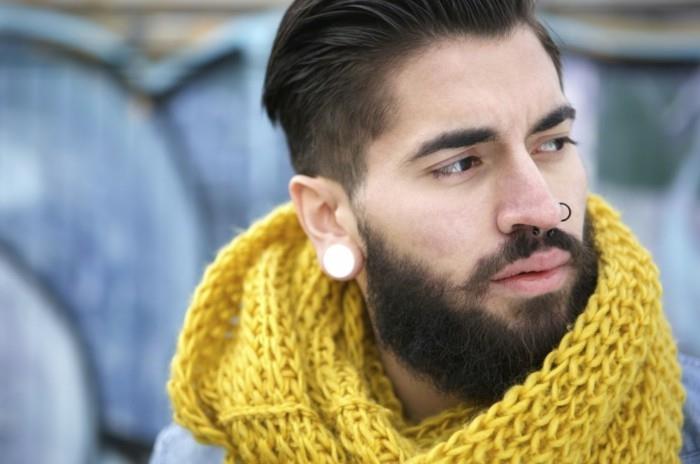 hipsterimies, jolla on nenälävistys ja huivi
