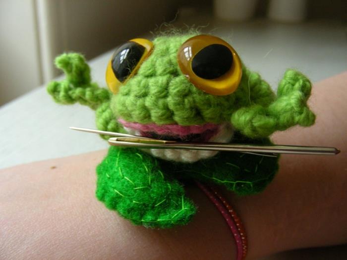 oppia virkkaamaan neulomalla söpö vihreä sammakko