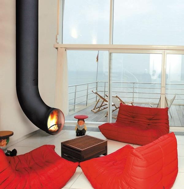 takka modernissa talossa punaiset sohvat nojatuolit riippuva teollinen
