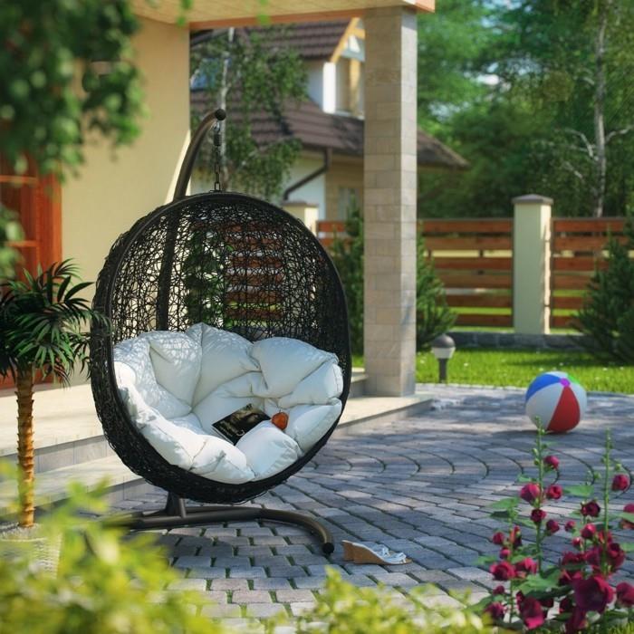 roikkuvat tuolit puutarhassa ja miellyttävä ja rentouttava ilmapiiri