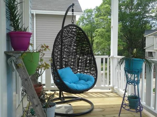 roikkuva tuoli, jossa on rottinki -verannan siniset tyynyt