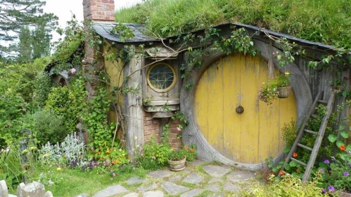 hobbit -talo puutarhavaja puukukat kivilaatat