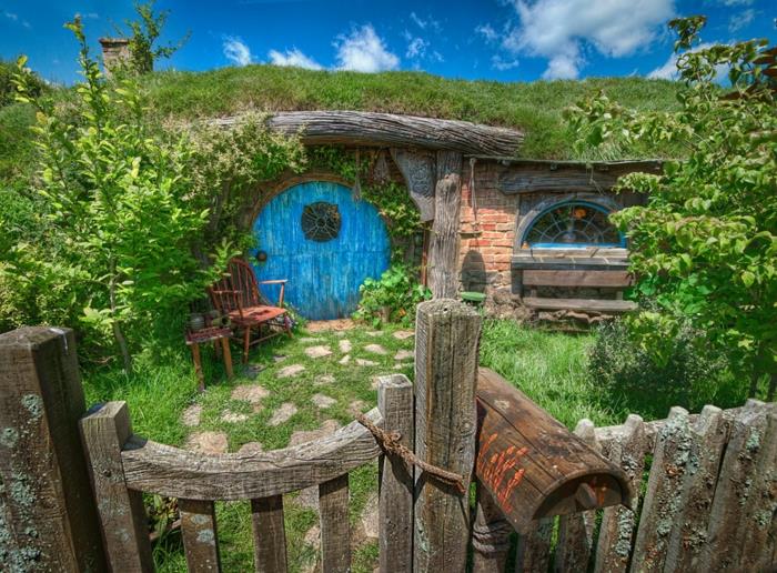 hobbit -talo rakenna oma puutarhavaja pyöreät ovet savi puu puutarha -aita