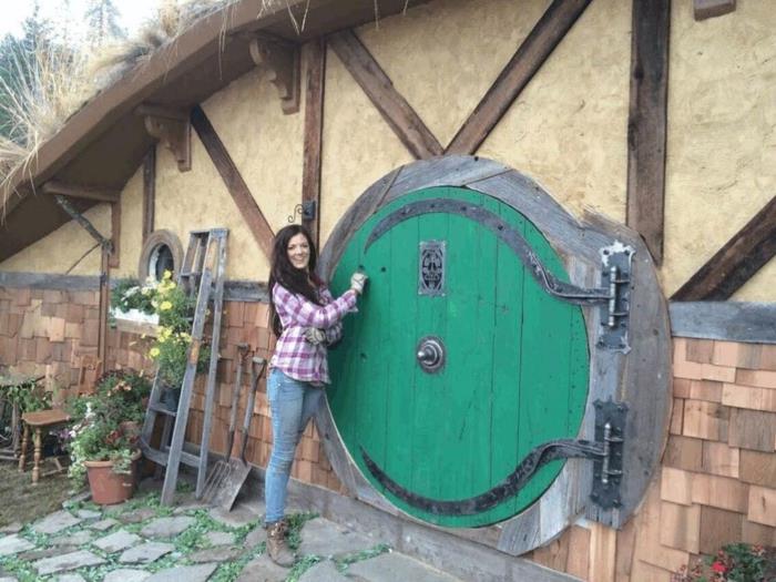 hobbit-talo-pyöreä ovi-puu-savi-kristie-wolfe-washington