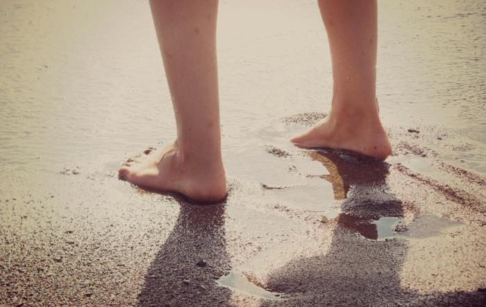 harrastus paljain jaloin kävely paljain jaloin rannalla