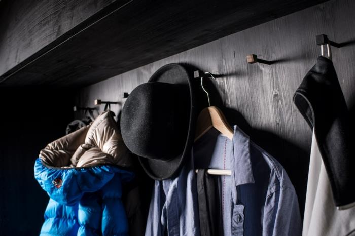 parvi-sängyt-aikuisille-asuminen-kuutio-vaatteet-ripustimet-kaappi