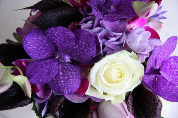 häät morsiuskimppu violetit kukat valkoinen koristelu
