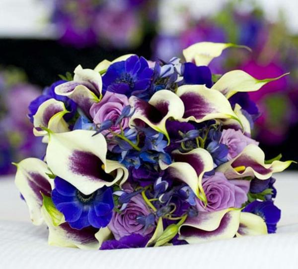 häät morsiamen kimppu violetista kukasta