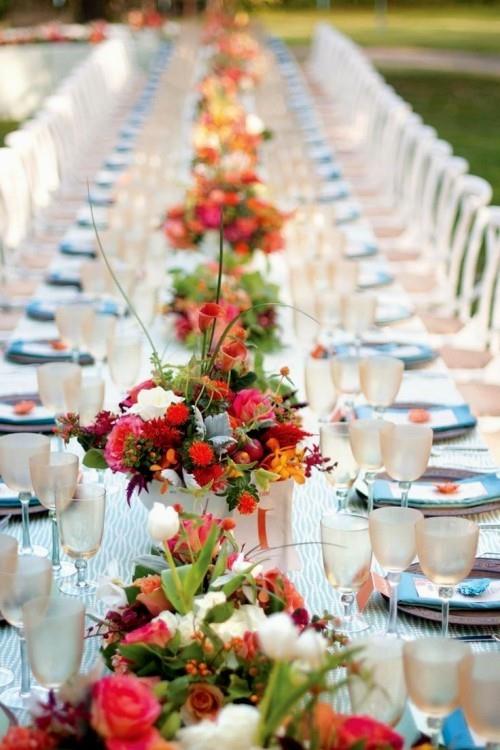 häät juhlia pöytä koristella sinisiä aksentteja kukat lämpimät värit
