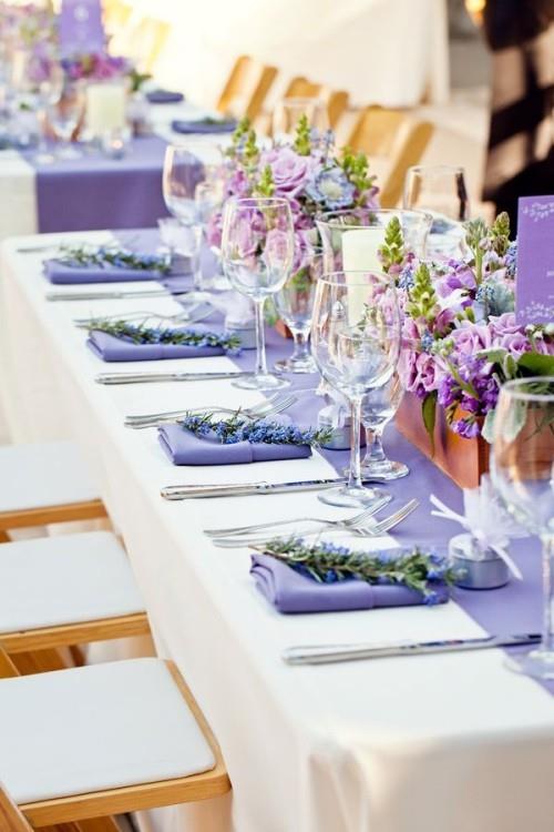 häät juhlia pöytä koristella tuoreita kukkia violetit lautasliinat