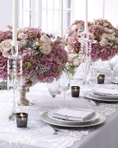 hääjuhlapöytä koristele tyylikkäitä kukkakoristeita valkoisilla kynttilöillä