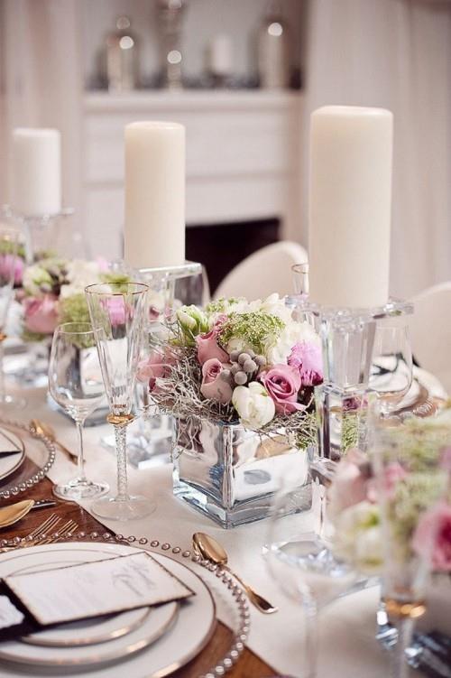 hääjuhlapöytä koristele valkoinen pöytäjuoksija kukkia kynttilöitä