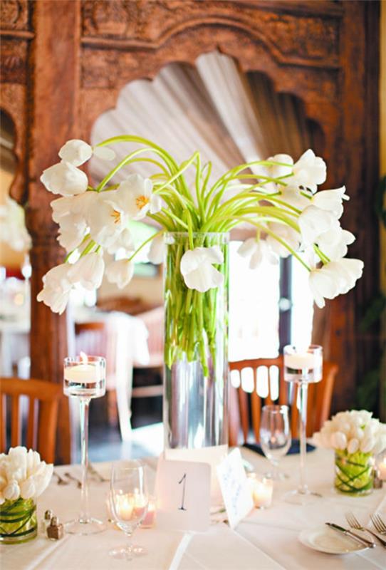 häät sisustusideoita juhlapöydän koristeet valkoisilla tulppaaneilla