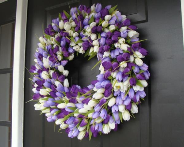 häät sisustusideoita pöydän koristelu tulppaaneilla valkoinen violetti oven seppele