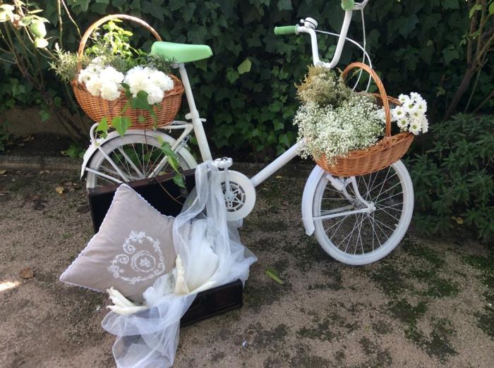 hääideat kierrätys deco -ideat häät koristeet vanha pyörä tylli matkalaukku tyynyt paju korit kukat