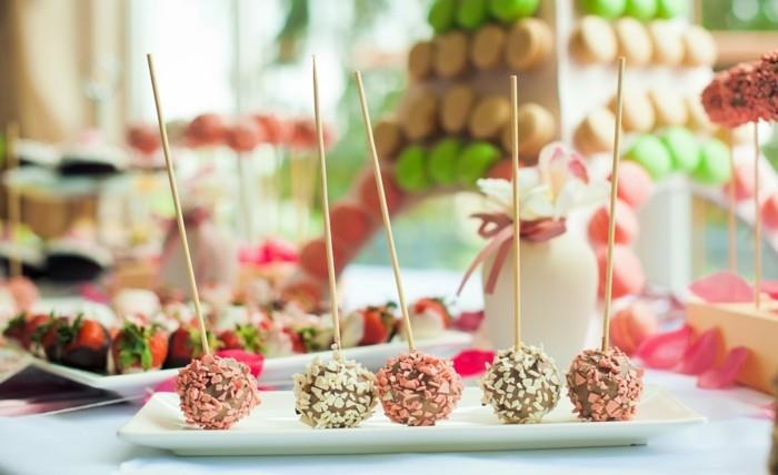 häämenu värilliset jälkiruoat hääpöydälle