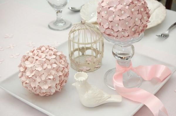 hääpöytä vaaleanpunaiset kukat nuhjuinen tyylikäs koristele itseäsi