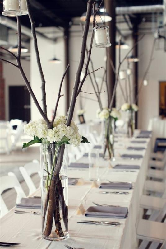 hääpöydän koristeet puun oksat valkoiset kukat