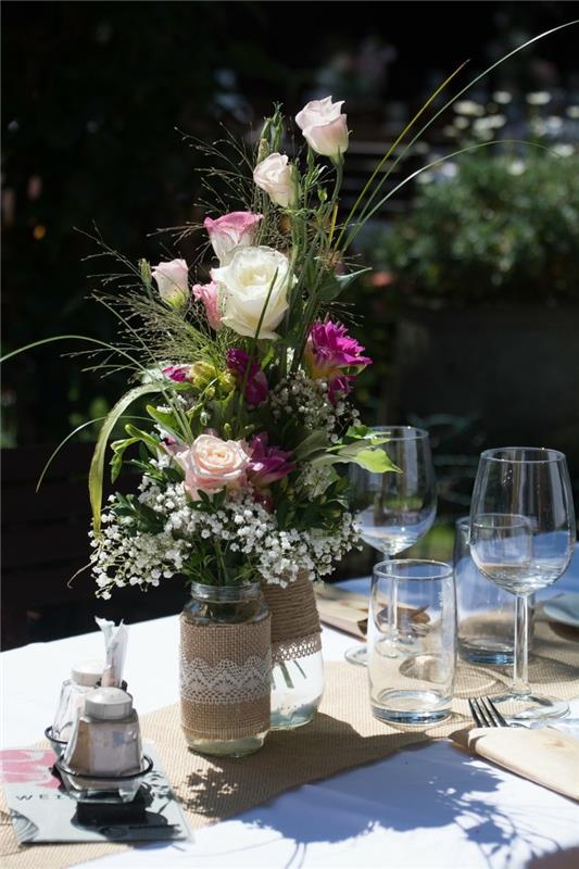 hääpöydän koristelu kukkakimppu lasit vintage