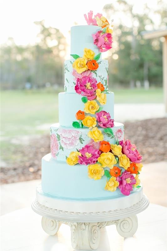 hääkakun kuvat vaaleansininen kakku värillisillä kukilla