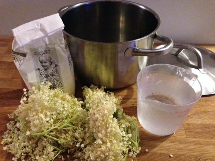 Elderflower -siirappi kotitekoinen terveellinen vedenkeittoastia