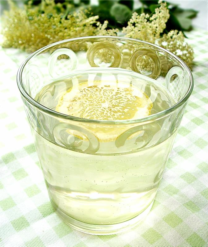 Elderflower siirappi kesäjuoma sitruuna