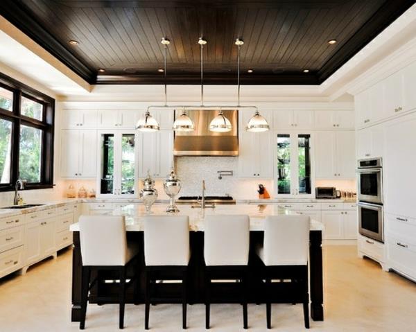 puinen katto maalattu mustaksi moderni ruokasali