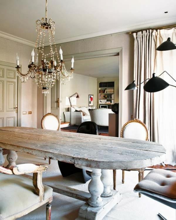 puinen pöytä yksinkertainen kattokruunu aristokraattinen sisustus