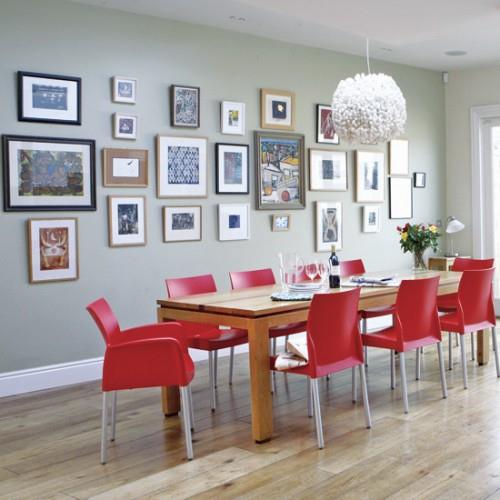 puinen pöytä-punainen-tuolit-riippuvalaisin