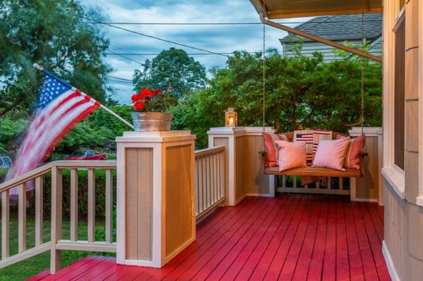 puinen veranta riippuva tuoli keinu terassi punaisella
