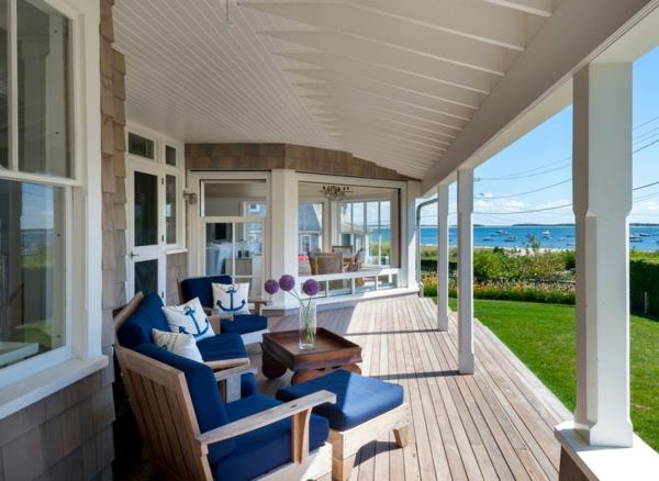 puiset verannan terassisuunnitteluideat marimer-tyylinen terassi puiset huonekalutyynyt-sininen