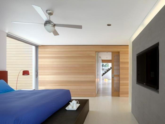 puupanelointi minimalistinen makuuhuone sininen vuodevaatteet