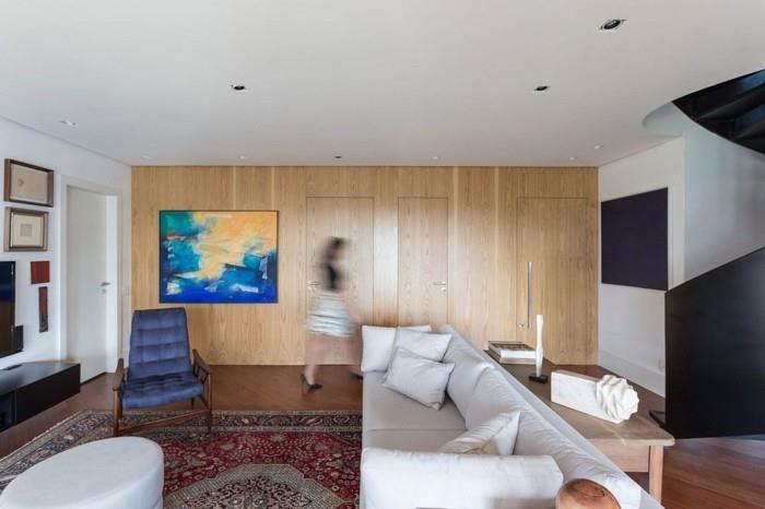 puupanelointi kaunis seinän suunnittelu valkoinen sohva värillinen matto