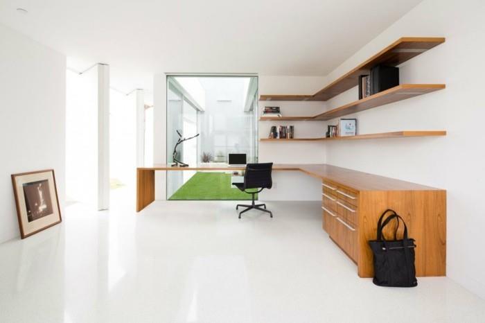 kotitoimiston sisustus minimalistinen valkoinen lattia avoimet seinähyllyt