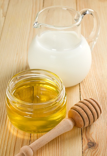 Hjemmemedicin mod sorte pletter - Mælk og honningpasta