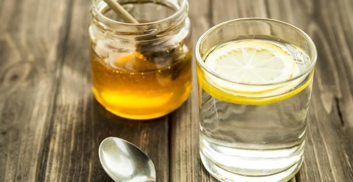 juo terveellistä hunajaa sitruunavedellä