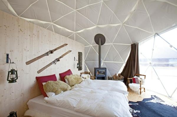 eco hotel iglu alpit sisustus parivuode puuseinä