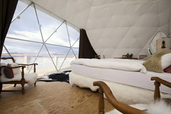 eco hotel iglu alpit sisustus nojatuoli lampaannahka