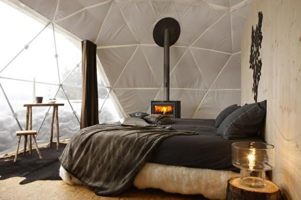 eco hotel iglu alpit makuuhuoneen takka