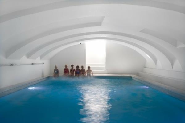 hotelli zenden arkkitehtuuri ainutlaatuinen uima -allas vieraat uivat