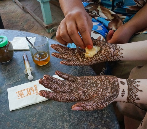 Tørring og skrabning af Mehndi