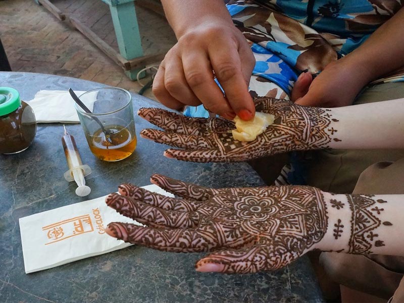 Sådan påføres Mehndi på hænder til begyndere med billeder