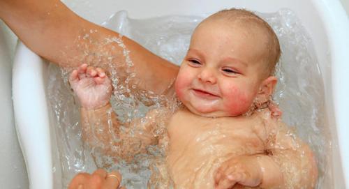 Hogyan kell fürdetni a babát 2