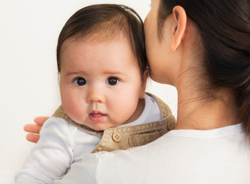 Sådan-Burp-en-Baby-bryst-eller-skulder-metode