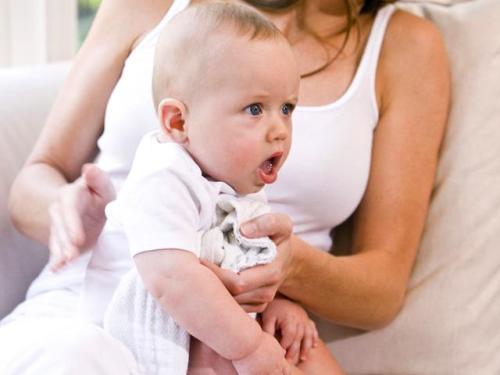 Sådan Burp en baby-baby siddende på skød metode