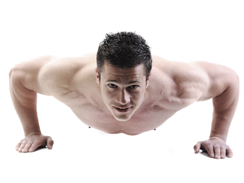 Den perfekte mandlige krop Fantastisk bodybuilder poserer