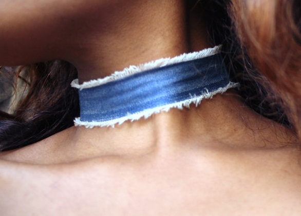 En denim choker